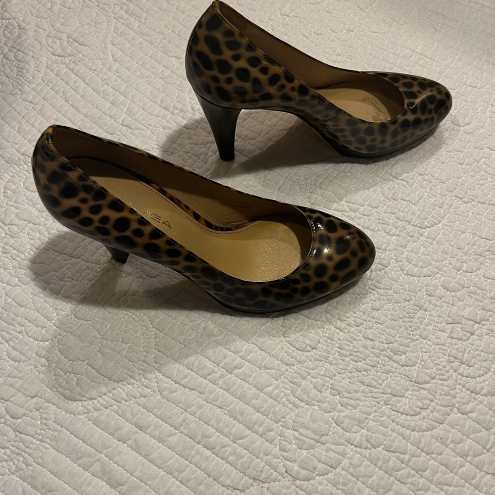 Via spiga leopard pumps size 7